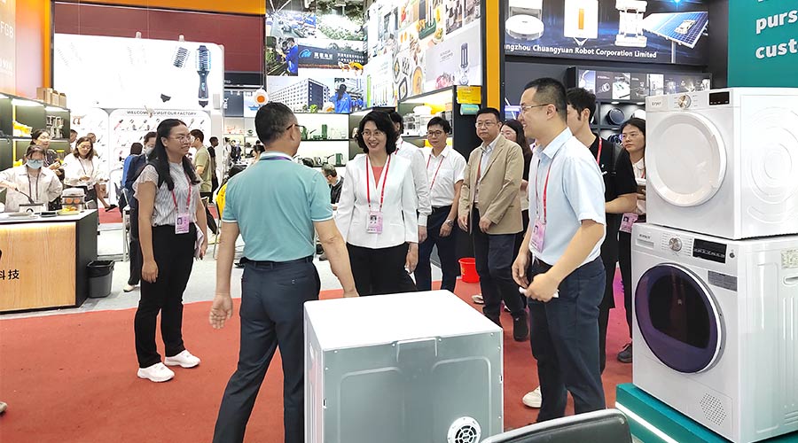 廣交會(huì)迎來(lái)大咖！江門(mén)市市長(zhǎng)親臨金環(huán)電器展位參觀(guān)交流