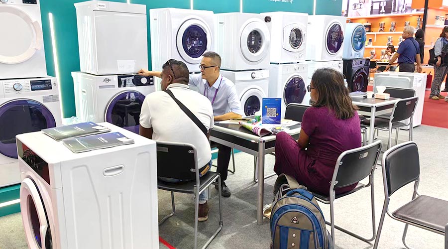 廣交會(huì)參展第一天！金環(huán)電器吸引國(guó)內(nèi)外客戶參觀交流