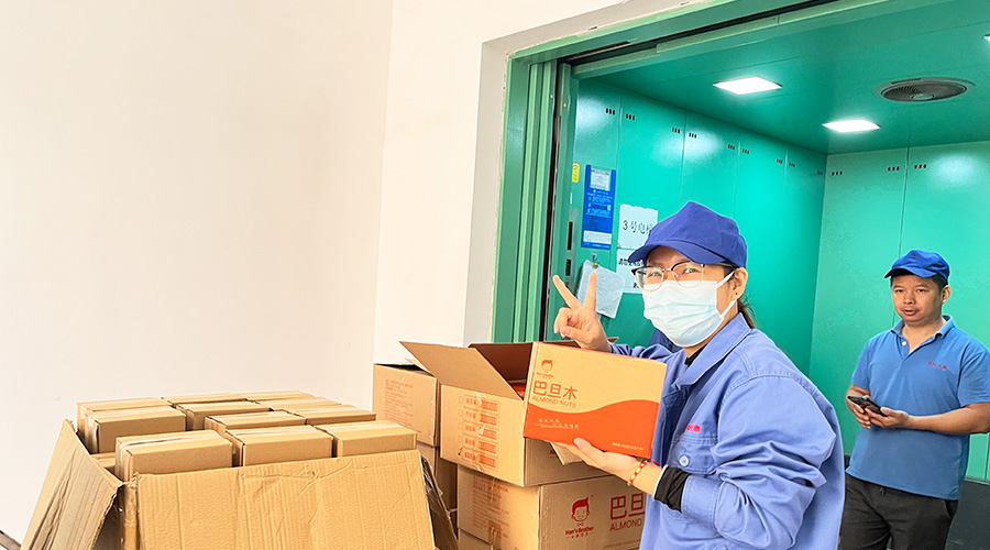 喜笑顏開！三八婦女節(jié)  金環(huán)電器發(fā)放禮品暖人心