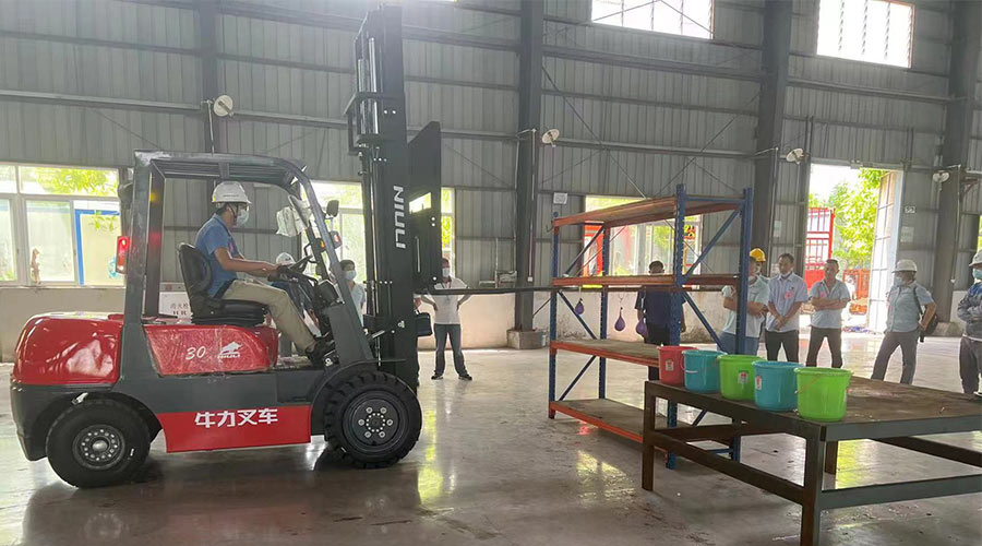 比技能 展風(fēng)采！金環(huán)電器參與鶴城鎮(zhèn)第二屆企業(yè)職工叉車技能競(jìng)賽